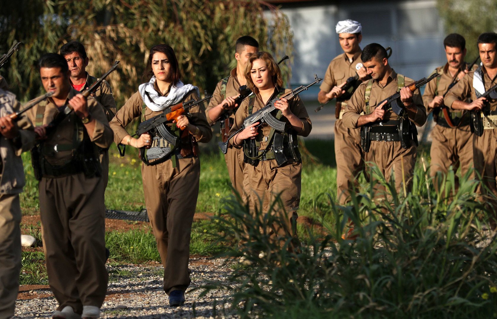 أعضاء من البيشمركة الإيرانية الكردية يشاركون في التدريب استعدادا للاحتفال بعيد النوروز (رأس السنة الفارسية الجديدة) 