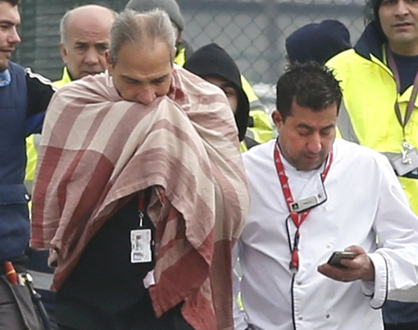 الناس يغادرون موقع الانفجارات التي هزت مطار "زافينتيم" بالعاصمة البلجيكية بروكسل بتاريخ 22 مارس/آذار 2016