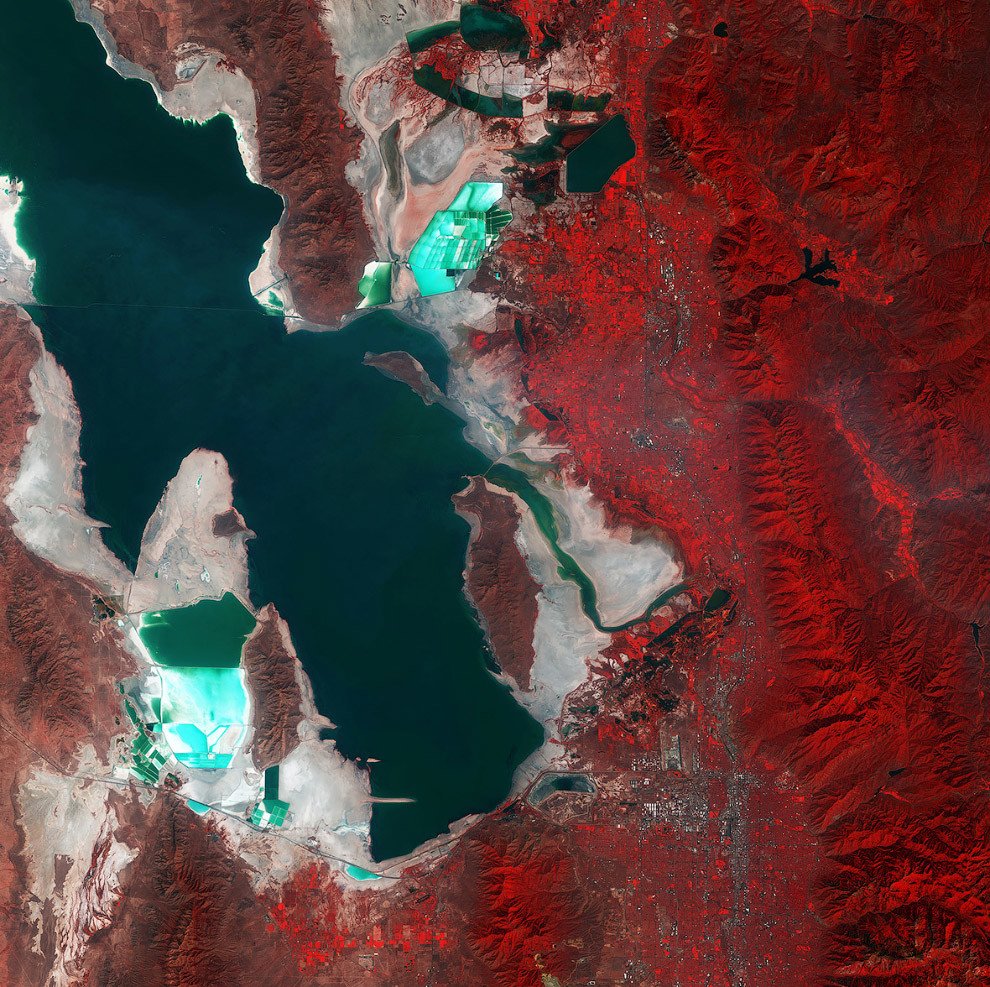 سولت ليك سيتي بولاية يوتاه بالقرب من البحيرة المالحة الكبرى