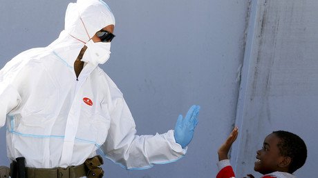 أحد عمال الإغاثة يحيي طفلا، بعد وصول عمال الإغاثة إلى سفينة تابعة للبحرية الإيطالية في ميناء صقلية، إيطاليا، 24 فبراير/شباط 2016  