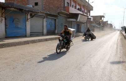 رجلان ينقلان بضائع مسلوبة على دراجتيهما الناريتين