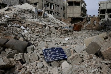 لافتة من لافتات الطريق بين الأنقاض