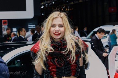  حسناوات معرض جنيف للسيارات