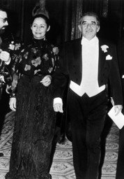 عندما تعرفا على بعضهما كان عمر ونستون 18 عاما وعمر كليمنتين 13، وبعد 13 عاما تزوجا.
ولكتابة عمله "مئة عام من العزلة" ترك غابرييل غارثيا ماركيز عمله كاتبا للسيناريو لمدة سنة ونصف، وعملت ميرثيديس بارشا لشراء الورق والسجائر لزوجها، لم تشتك من شيء أبدا وآمنت أن زوجها عبقري