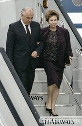 كانت رايسة غارباتشوفا أول زوجة من زوجات القادة السوفييت التي خرجت من تحت ظل زوجها ووقفت إلى جانبه في صف واحد، وبقيا معا على مدى 46 عاما حتى وفاتها