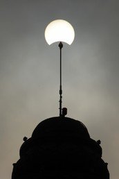 قرص الشمس يدخل في مرحلة الكسوف الجزئي، إندونيسيا، 9 مارس/آذار 2016 