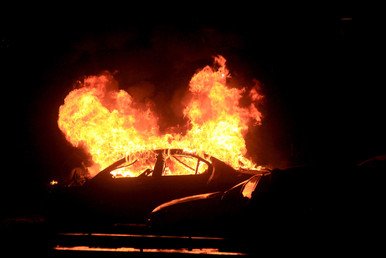 صورة سيارة تحترق بعد تفجير 13 مارس/آذار