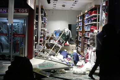 صورة لمحل تجاري مدمر نتيجة للتفجير في أنقرة في 13 مارس/آذار