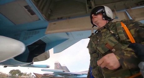 طيار مقاتلة "سو-34" الروسية قبل مغادرته لقاعدة حميميم