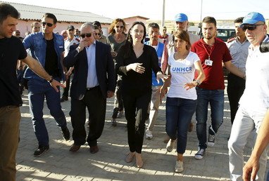 وصول المبعوثة الخاصة للمفوضية العليا للأمم المتحدة لشؤون اللاجئين أنجلينا جولي إلى مخيم للاجئين السوريين والعراقيين في بلدة بجنوب تركيا  في اقليم ماردين في عام 2015.