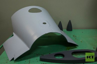 أجزاء جاهزة مصنوعة من المواد التركيبية