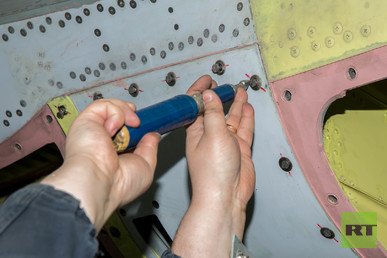 ورشة تركيب الطائرة