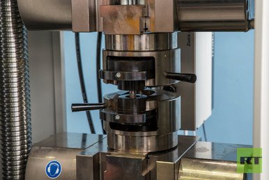 ماكنة لإجراء اختبار الشد