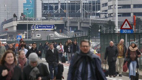 مواطنون يغادرون موقع الانفجارات في مطار "زافينتيم" بالعاصمة البلجيكية بروكسل بتاريخ 22 مارس/آذار 2016