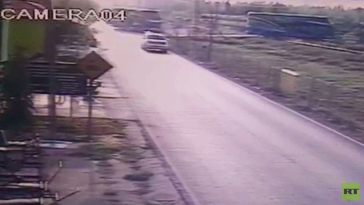 بالفيديو.. لحظة اصطدام قطار بحافلة سياحية في تايلاند