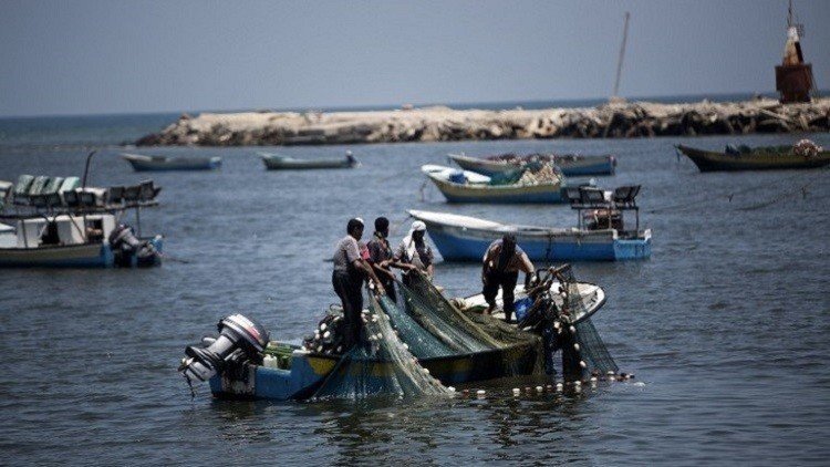 إسرائيل تسمح لصيادي السمك في غزة بممارسة عملهم في مساحة أكبر