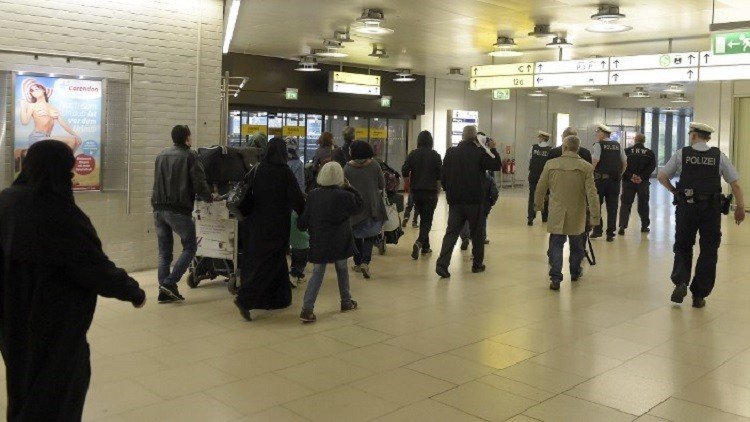 أول مجموعة لاجئين سوريين تصل ألمانيا وفق الاتفاق الأوروبي التركي (فيديو)