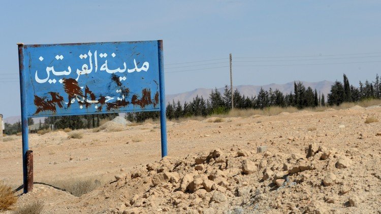 المسيحيون السوريون يعودون إلى القريتين بعد أن حول "داعش" كنائسهم إلى ركام!