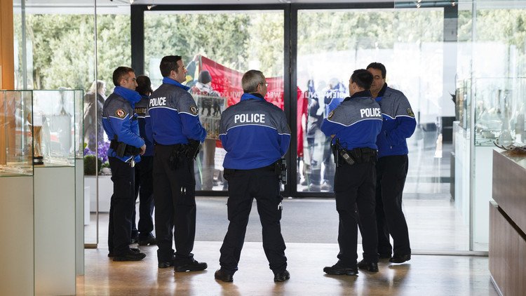 الشرطة السويسرية تداهم مقر اليويفا