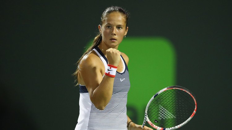 الروسية كاساتكينا تواصل مشوارها بنجاح في شارلستون