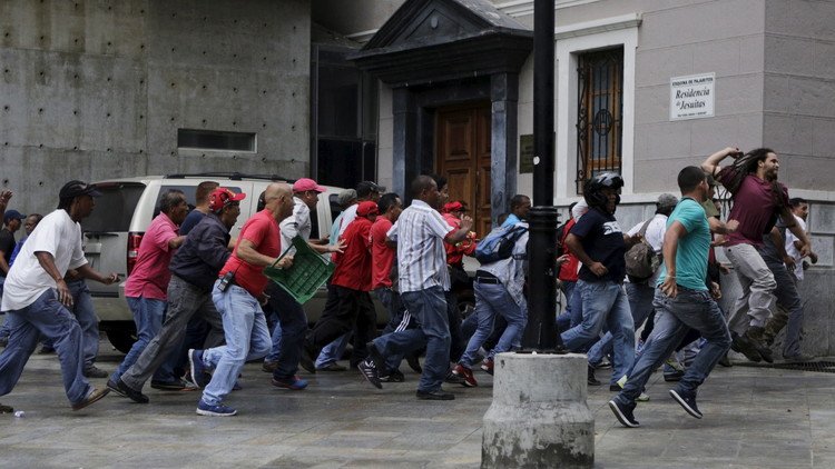 فنزويلا.. اشتباكات بين مؤيدين ومعارضين للحكومة على خلفية قانون العفو عن سجناء سياسيين