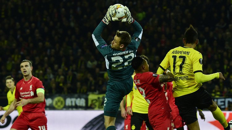 حارس ليفربول يحرج هداف دورتموند.. (فيديو)