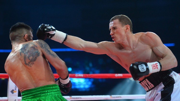 بطل العالم الروسي ترويانوفسكي يهزم الأرجنتيني كوينكا بالضربة الفنية القاضية