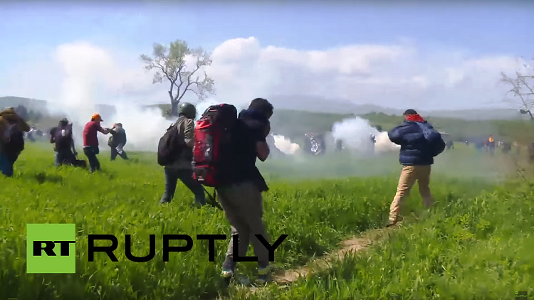 إصابة 15 شرطيا مقدونيا في مواجهات مع مهاجرين في اندومني (فيديو)