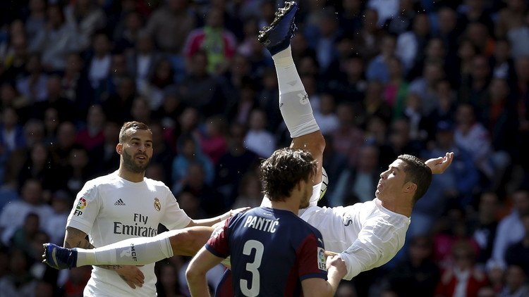 بالفيديو .. مدافع إيبار يحرج رونالدو ثلاث مرات