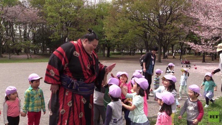 أناتولي ميخاخانوف أول مصارع روسي يتدرب على مصارعة السومو في اليابان (فيديو)