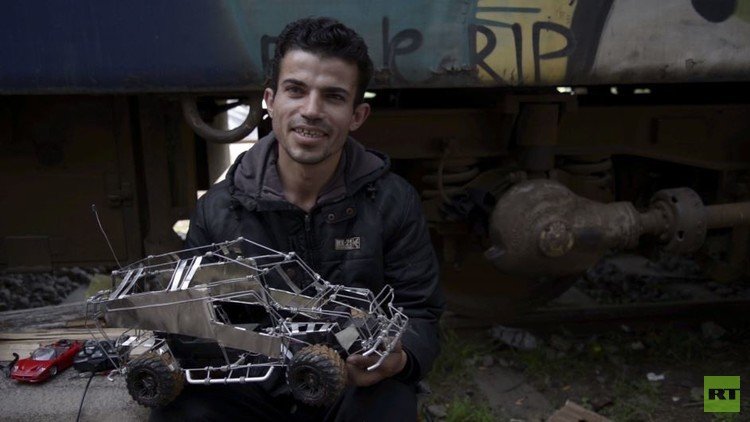 كردي سوري يجمّع سيارات لأطفال اللاجئين (فيديو)
