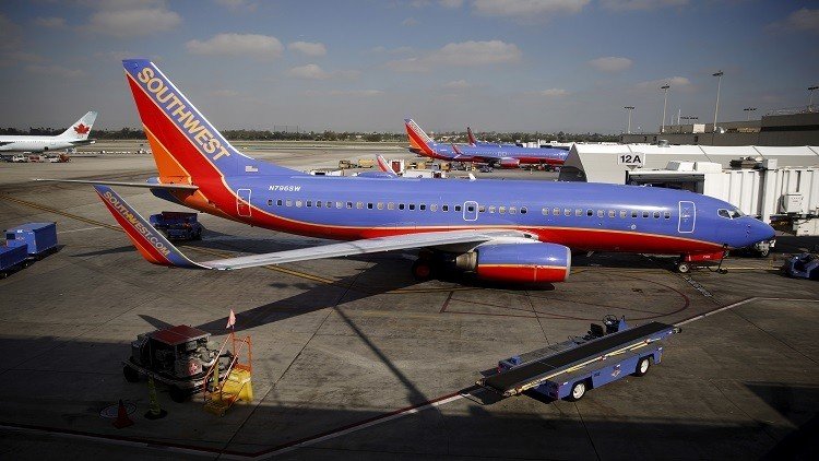 "إن شاء الله" تلفظ راكبا عربيا من طيارة أمريكية