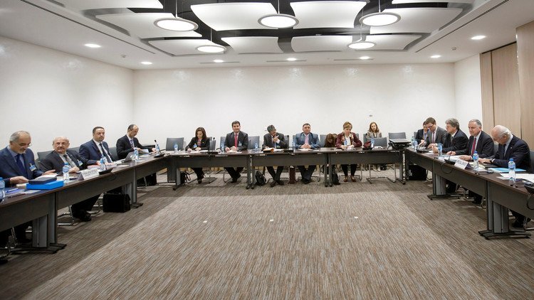 الدستور وهيئة الحكم يهددان مفاوضات جنيف