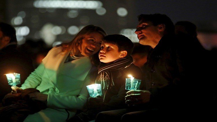 العلماء يناشدون الآباء والأمهات تبادل القبلات أمام أطفالهم!