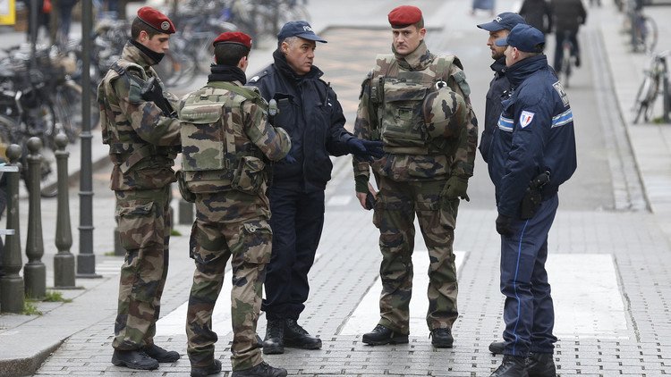 مجهول مسلح بسكين يصرخ "الله أكبر" ويهاجم دورية للجيش شرق فرنسا