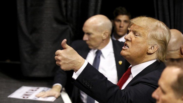 فوز ترامب وكلينتون في الانتخابات التمهيدية الثلاثاء