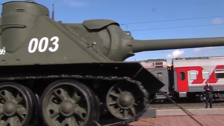 متحف متحرك يحمل علم النصر عبر الأراضي الروسية (فيديو)