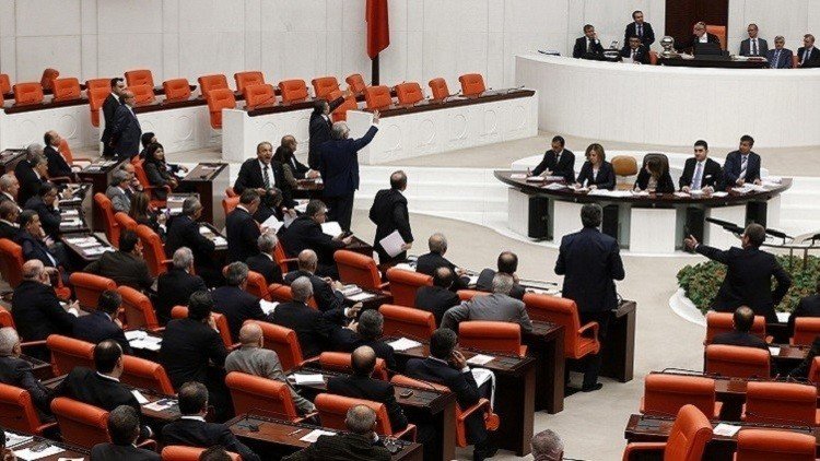البرلمان التركي يتحول إلى حلبة مصارعة! 