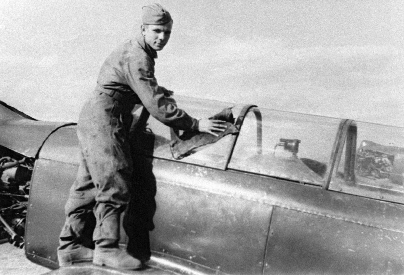 يوري غاغارين يمسح جسم الطائرة التي يقودها في نادي الطيران التابع لجمعية دعم القوات المسلحة