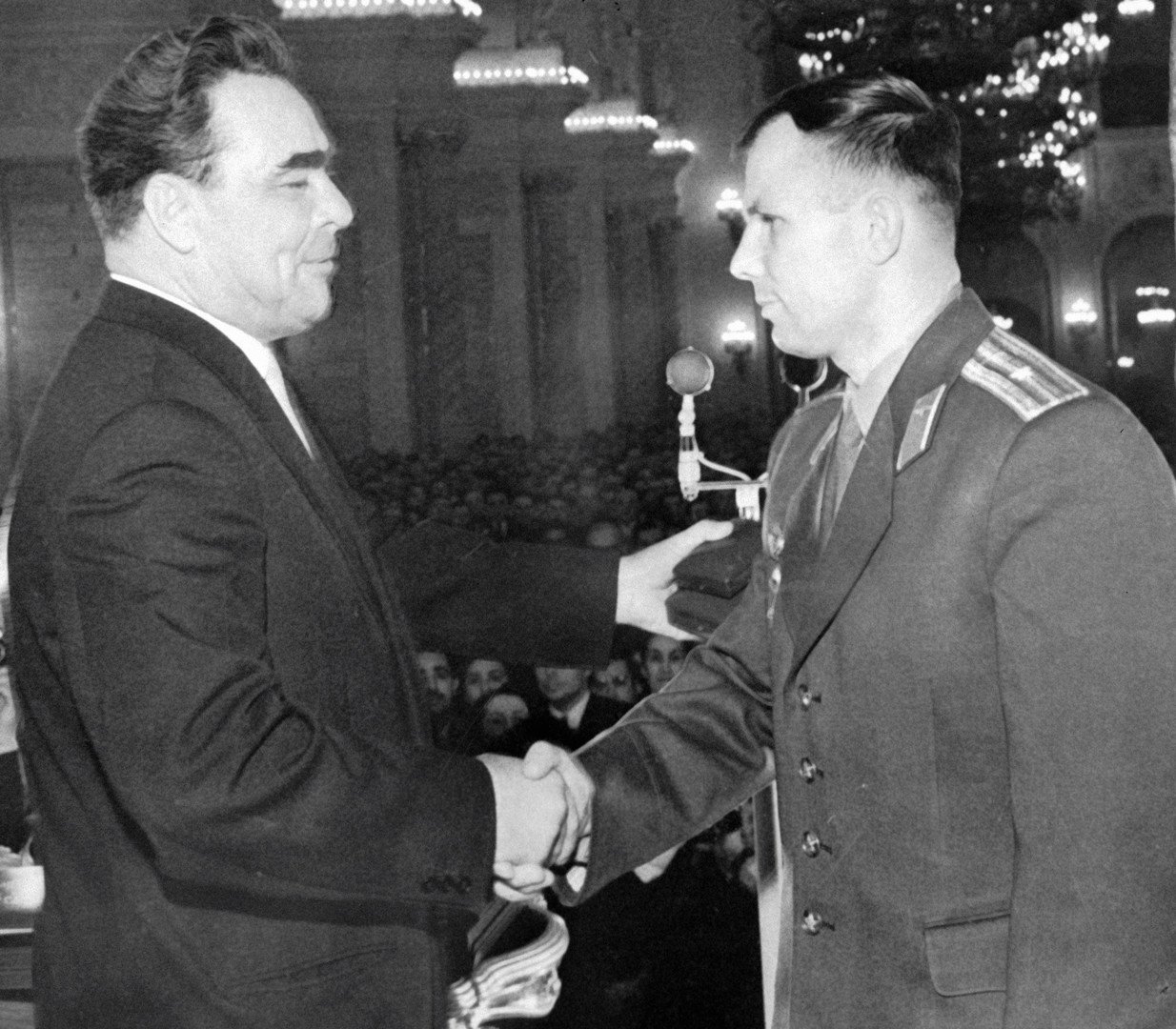 ممثل لرئاسة مجلس السوفييت الأعلى ليونيد بريجنيف يقلد يوري غاغارين بوسام لينين وميدالية النجمة الذهبية لبطل الاتحاد السوفيتي