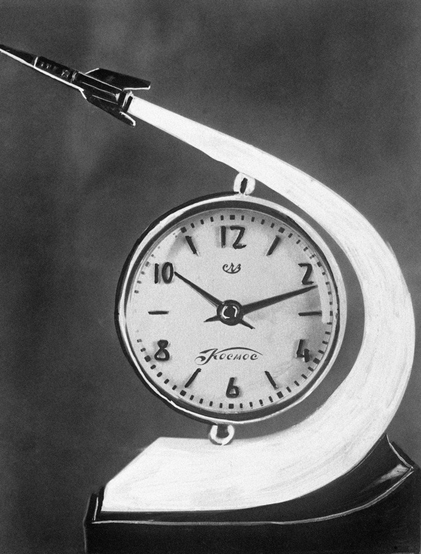 ساعة طاولة تذكارية مقدمة ليوري غاغارين هدية