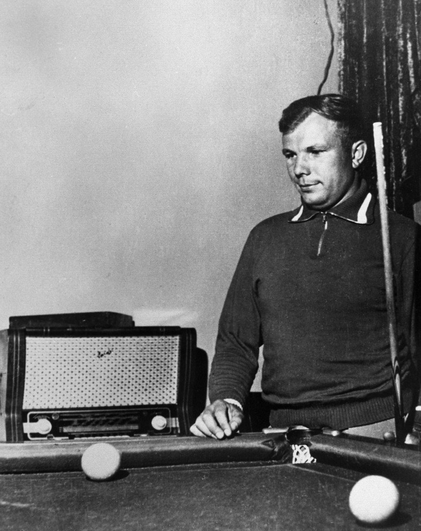 يوري غاغارين يلعب البلياردو