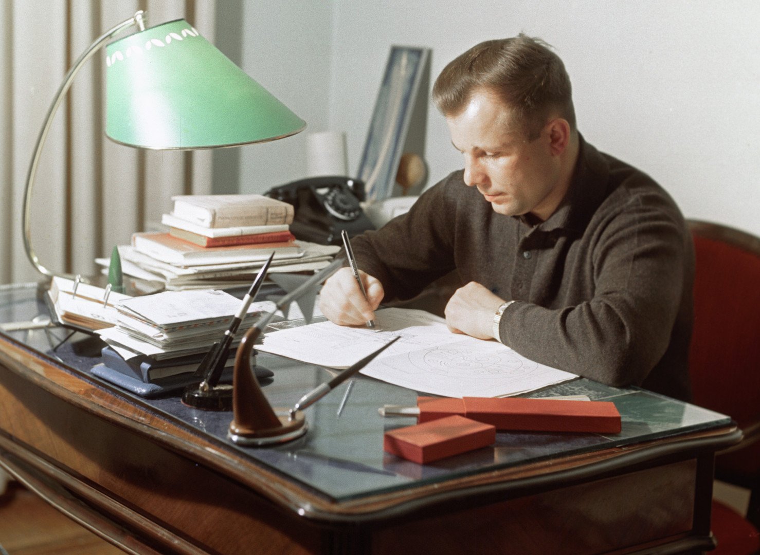 رائد الفضاء يوري غاغارين في مكتب عمله