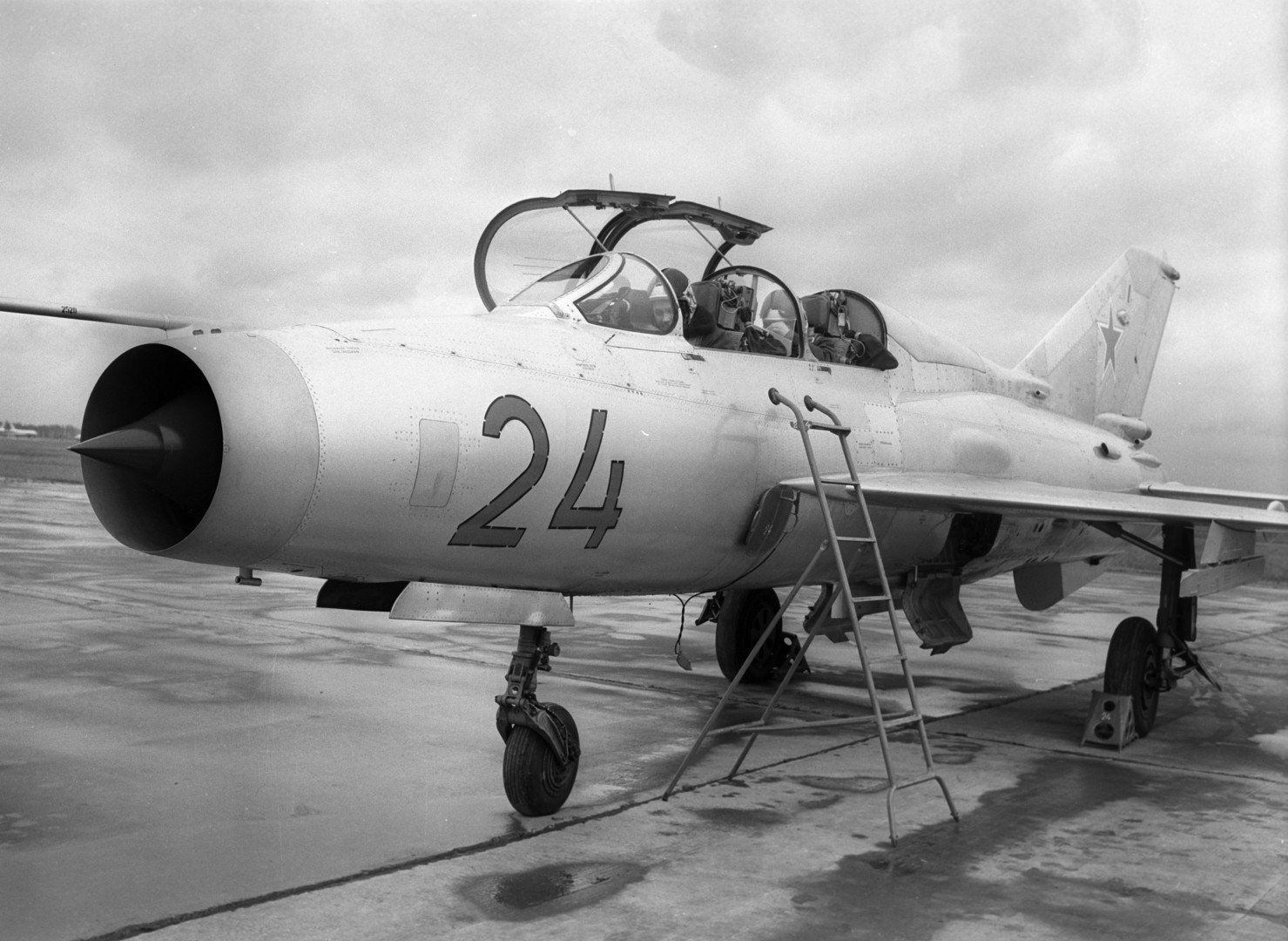 رائد الفضاء يوري غاغارين مع زميله ألكسي ليونوف في غرفة قيادة الطائرة قبل الإقلاع التدريبي