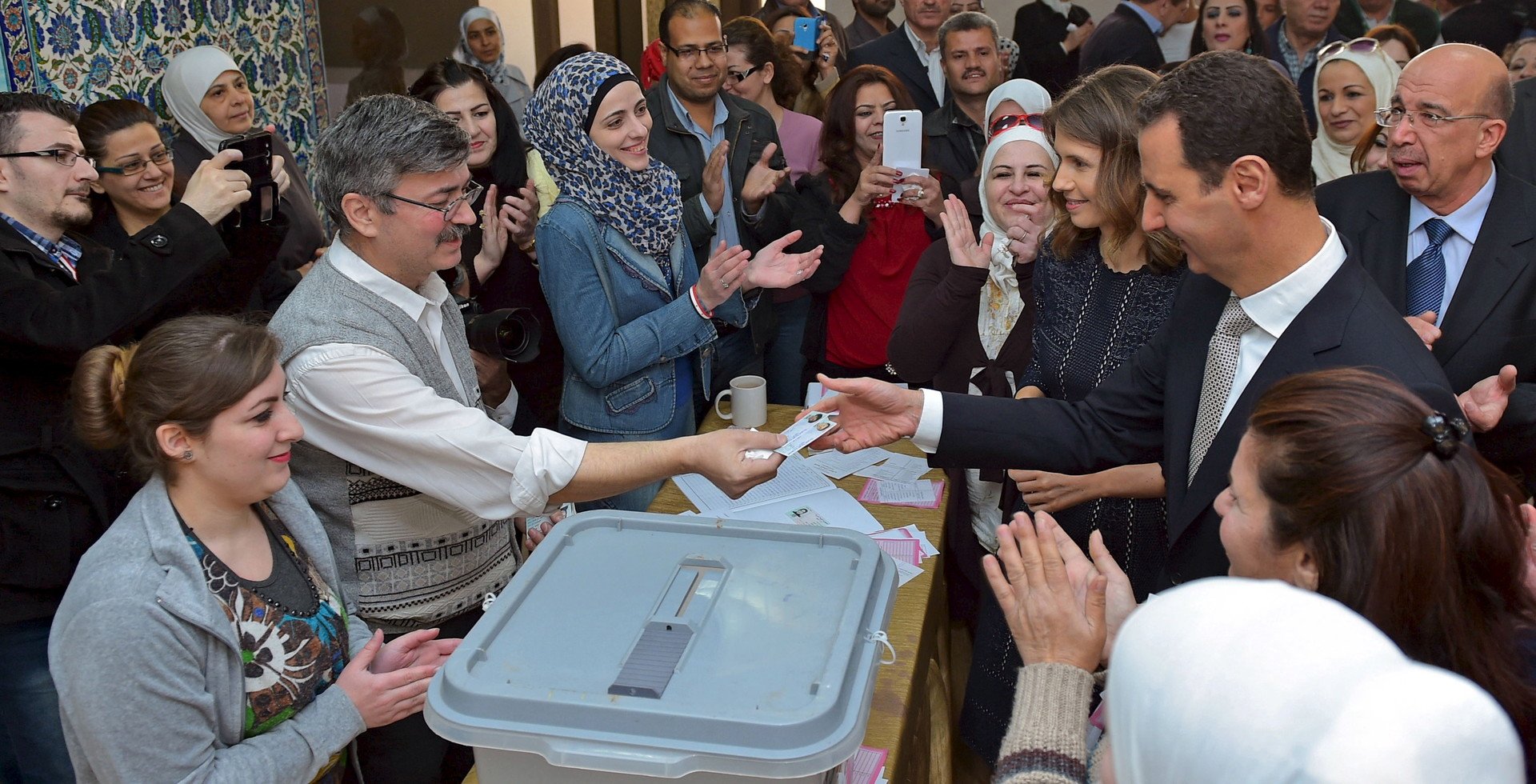 هذا وأدلى الرئيس السوري بشار الأسد وعقيلته أسماء بصوتيهما في المركز الانتخابي المقام في مكتبة الأسد بدمشق