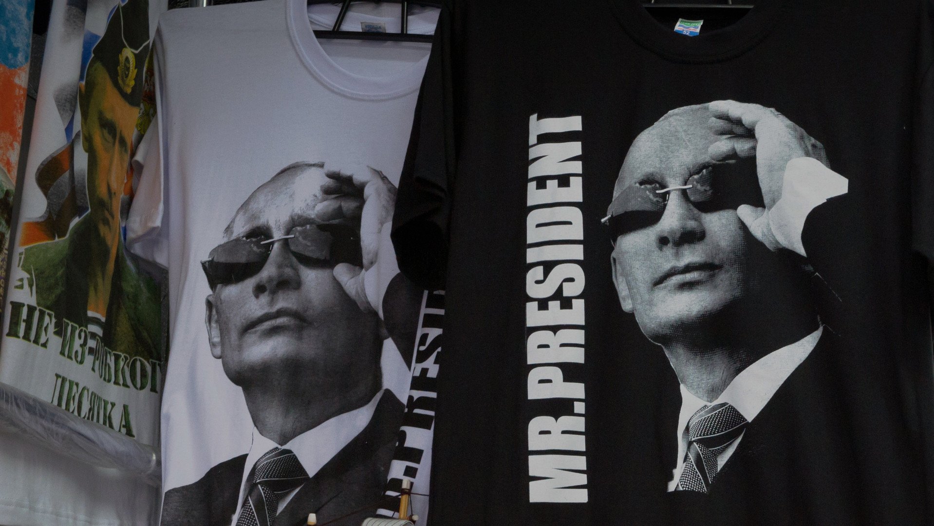 قمصان تحمل صورة الرئيس الروسي فلاديمير بوتين في محل للهدايا التذكارية في سيفاستوبول في القرم