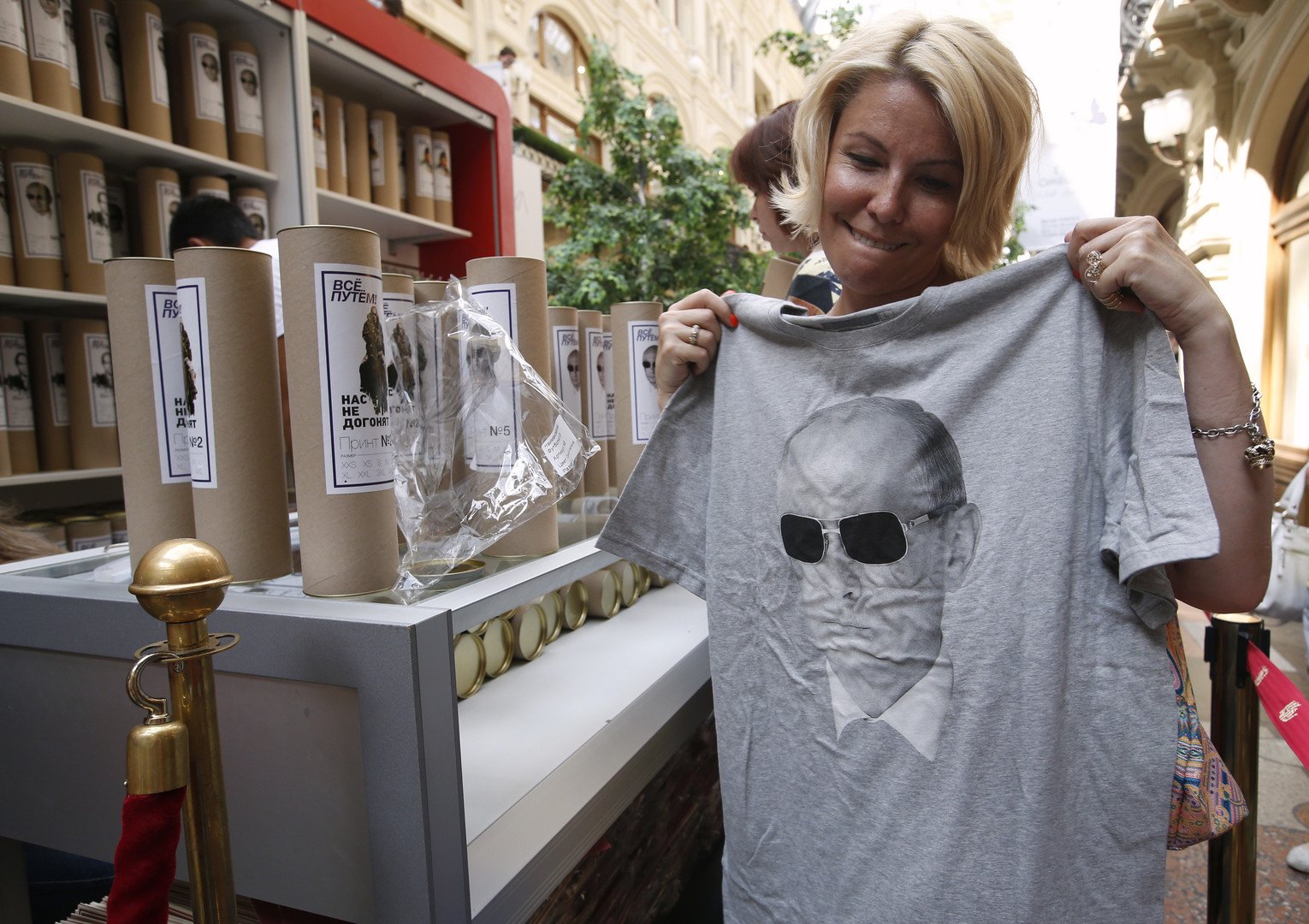 امرأة ترفع قميصا عليه صورة الرئيس الروسي فلاديمير بوتين