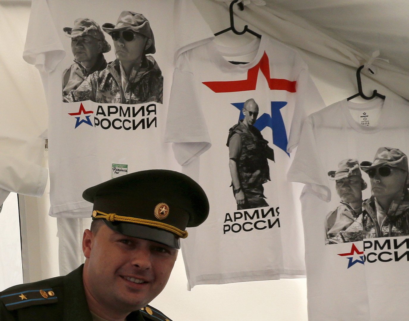 قمصان تحمل صورا للرئيس الروسي فلاديمير بوتين في محل تجاري بقاعدة ليفاشوفو الجوية في ضواحي سان بطرسبورغ