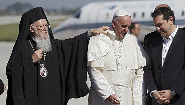 بابا الفاتيكان يزور اللاجئين في اليونان (فيديو)