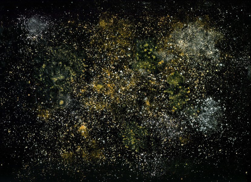 تجمع نجمي عنقودي خارق (وفي الحقيقة خلطة من الطحين والسكر والملح وزيت الزيتون والكمون والكركم والبقدونس ومسحوق الكاري ومسحوق الثوم والماء)